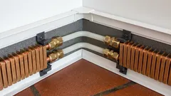 Riscaldamento a battiscopa anziché riscaldamento a pavimento: la soluzione intelligente per ristrutturazioni senza cantiere