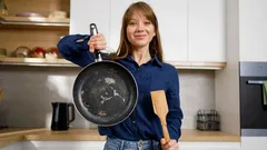 La tua padella ha iniziato a scrostarsi? Ecco cos'altro puoi fare prima di acquistarne una nuova.