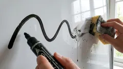 Rimuovere le macchie di pennarello: la semplice procedura che salva vestiti e mobili