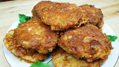 Polpette di cipolla fritte in salsa di pomodoro: un piatto quotidiano che è molto più della somma delle sue parti